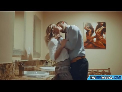 ❤️ 当一个胸大无脑的金发女郎在公共厕所里勾引你时 ❤ Beautiful porn